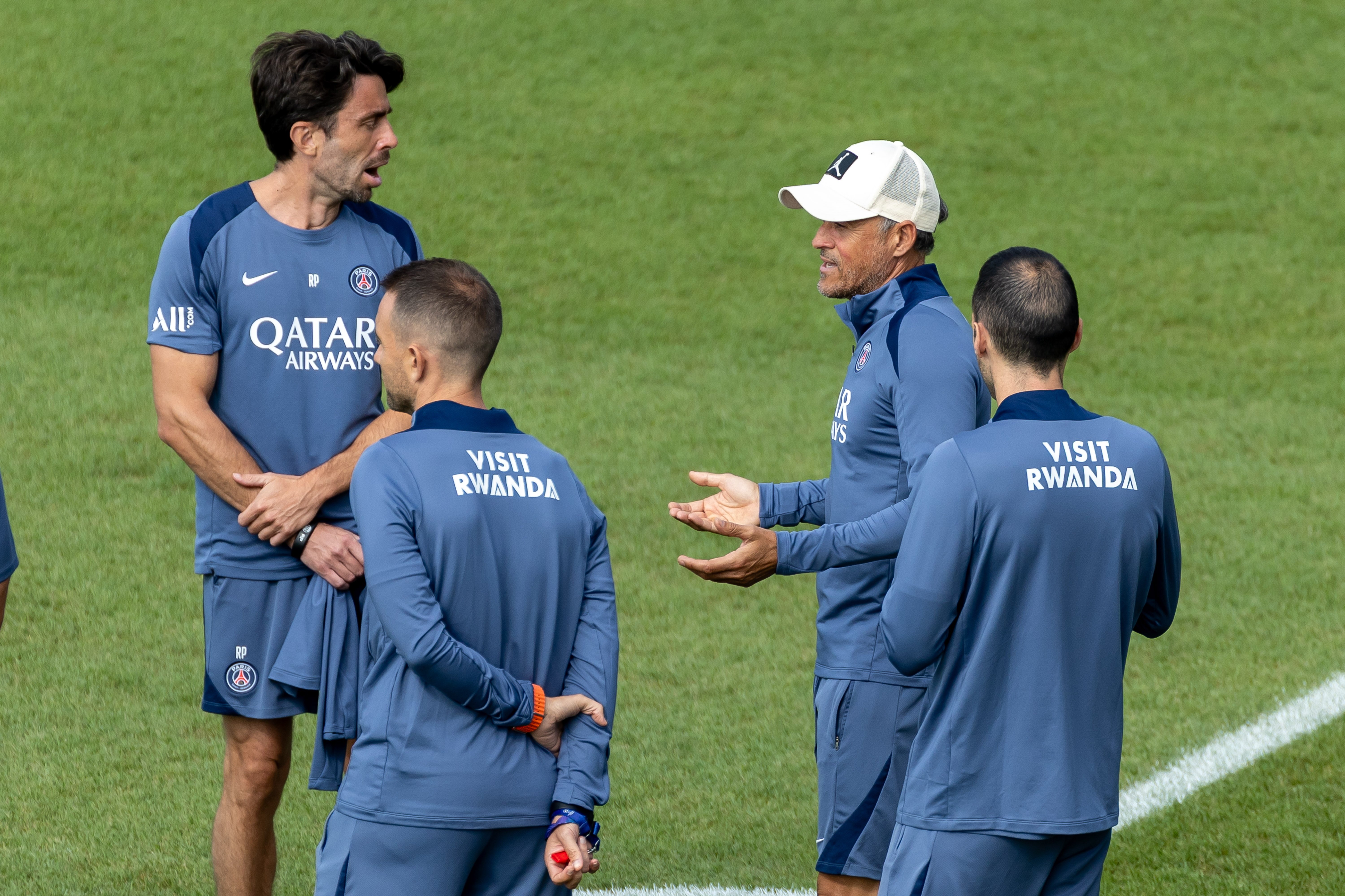 今晚体能课后，费耶诺德临场应变备战法甲，媒体盛赞，球探报告显示潜力(主日讲章紧紧跟随主)