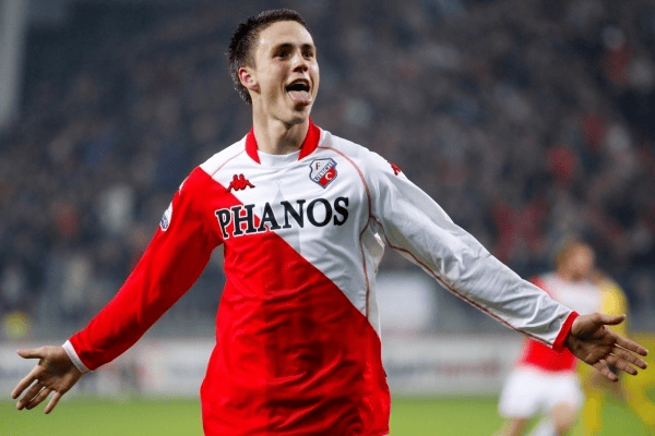 101战争学院-包含荷甲赛后再迎强敌；费耶诺德绝杀压哨；主帅态度——更衣室稳定；阵容厚度经受考验的词条